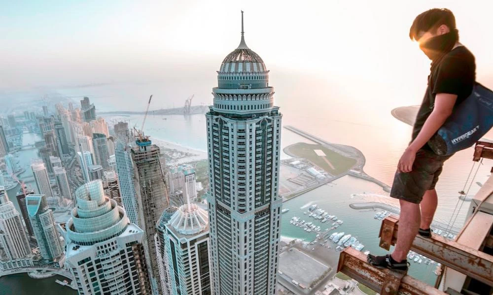 Γαλλία: Απίστευτη αναρρίχηση χωρίς σκοινιά σε πύργο 200 μέτρων